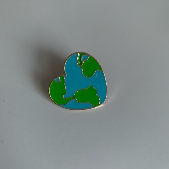 Heart World Pin - Picture 2 of 2